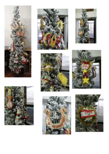 A árvore de Natal com todos os enfeites elaborados.