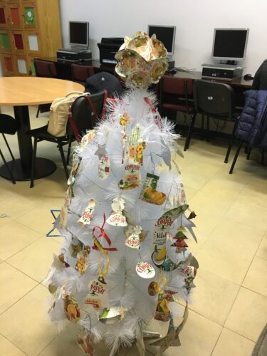 Decoração da árvore de Natal com os enfeites elaborados pelos alunos