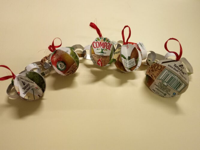 Bolas de Natal- detalhe onde é visível a utilização de embalagens da Compal, os símbolos da Tetra Pak e FSC