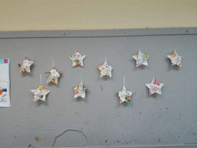 Construção de uma estrela com 5 pontas em tetrapak _ estrelas na parede da sala aula