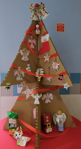 Pinheiro de Natal construído em cartão canelado/grosso decorado com os enfeites construídos/elaborados pelos alunos.