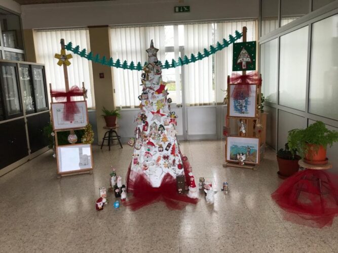 A árvore de Natal e os enfeites que embelezam a entrada da nossa escola