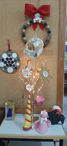 Árvore de Natal da sala de professores decorada com enfeites feitos por vários alunos da escola e de várias turmas. Foram utilizadas embalagens Tetrapak, algumas das quais decoradas com outros materiais, na sua maioria reciclados.Vista de frente