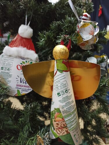 Anjos e bolas de natal elaborados com embalagens tetra pack compal e cartolina dourada e algodão. Enfeitos elaborados pela turma do 3ºA