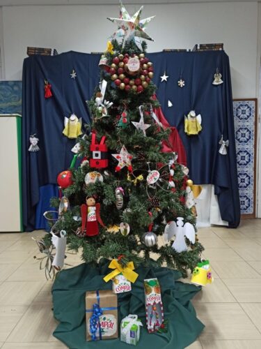 Árvore colocada na Mediateca do colégio e decorada com a ajuda da turma do 9º ano.