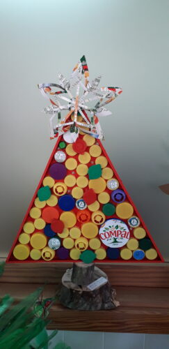 Árvore de Natal (madeira, tampas de plástico, embalagens da Compal (estrela e símbolos)
