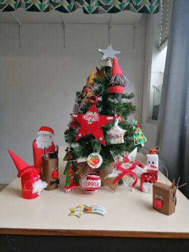 Árvores de Natal decoradas com embalagens Tetra Pak da marca Compal 2