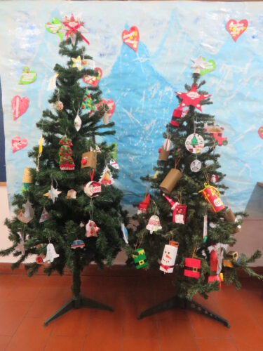 Árvores de Natal decoradas com embalagens Tetra Pak da marca Compal 1
