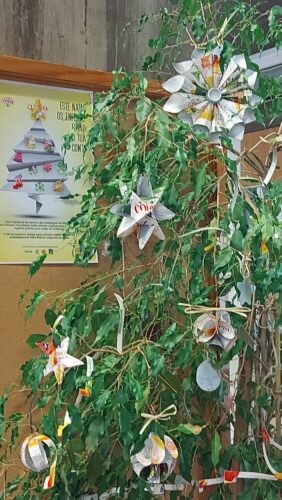 Detalhe da diversidade dos enfeites obtidos e utilizados na ornamentação da árvore de Natal Eco-Escola E.S. Viriato.