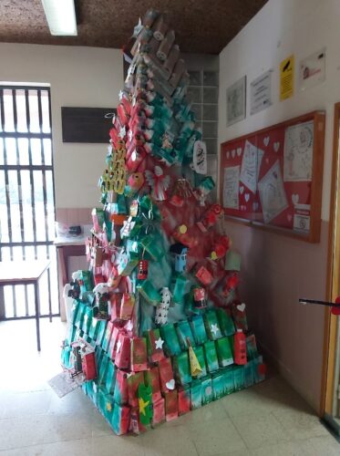 Árvore de Natal Tetrapack da Escola 2,3 de Agrela e Vale do Leça, onde se colocaram mais de 20 enfeites criados pelos alunos.