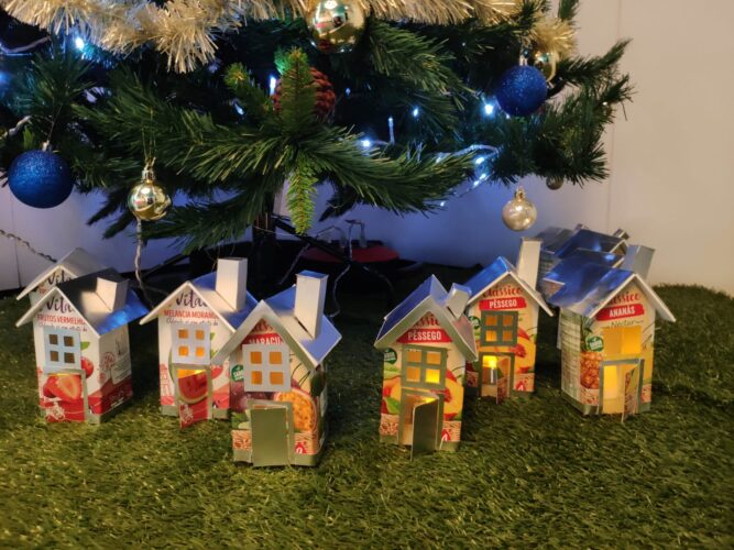 Exposição das casas junto à árvore de Natal