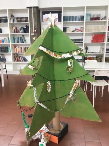 Árvore de Natal decorada com enfeites de Natal Compal