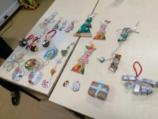 Enfeites de Natal: conjunto de enfeites elaborados (bolas, estrelas, árvores de Natal, anjo, floco de neve, veado, Pai Natal e mocho) para colocar na árvore de Natal.