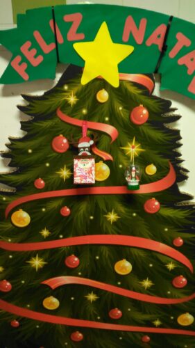 Aqui está a nossa árvore de natal em cartão reciclado, com os enfeites de Natal