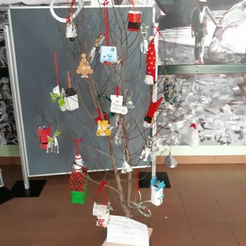 Exposição dos trabalhos numa árvore de Natal