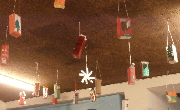Lanternas de Natal.<br/>Algumas foram pendurados no teto. das salas e corredores
